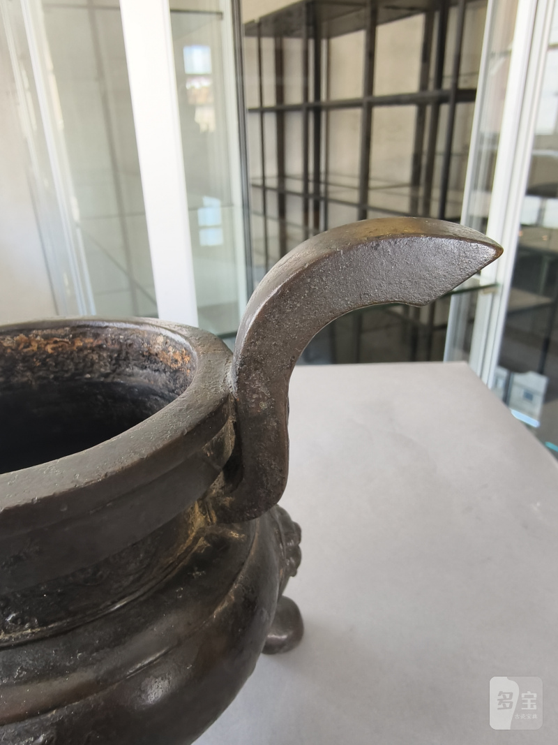 Two bronze incense burners, one on three legs, the second in the shape of a 'fang ding' - 图9